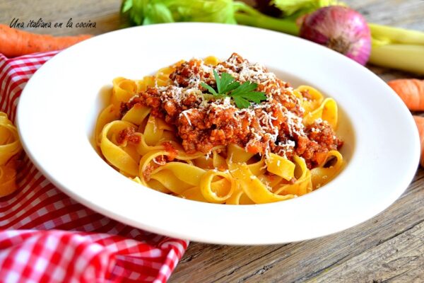 Fideos caseros a la bolognesa