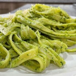 Fideos caseros al pesto